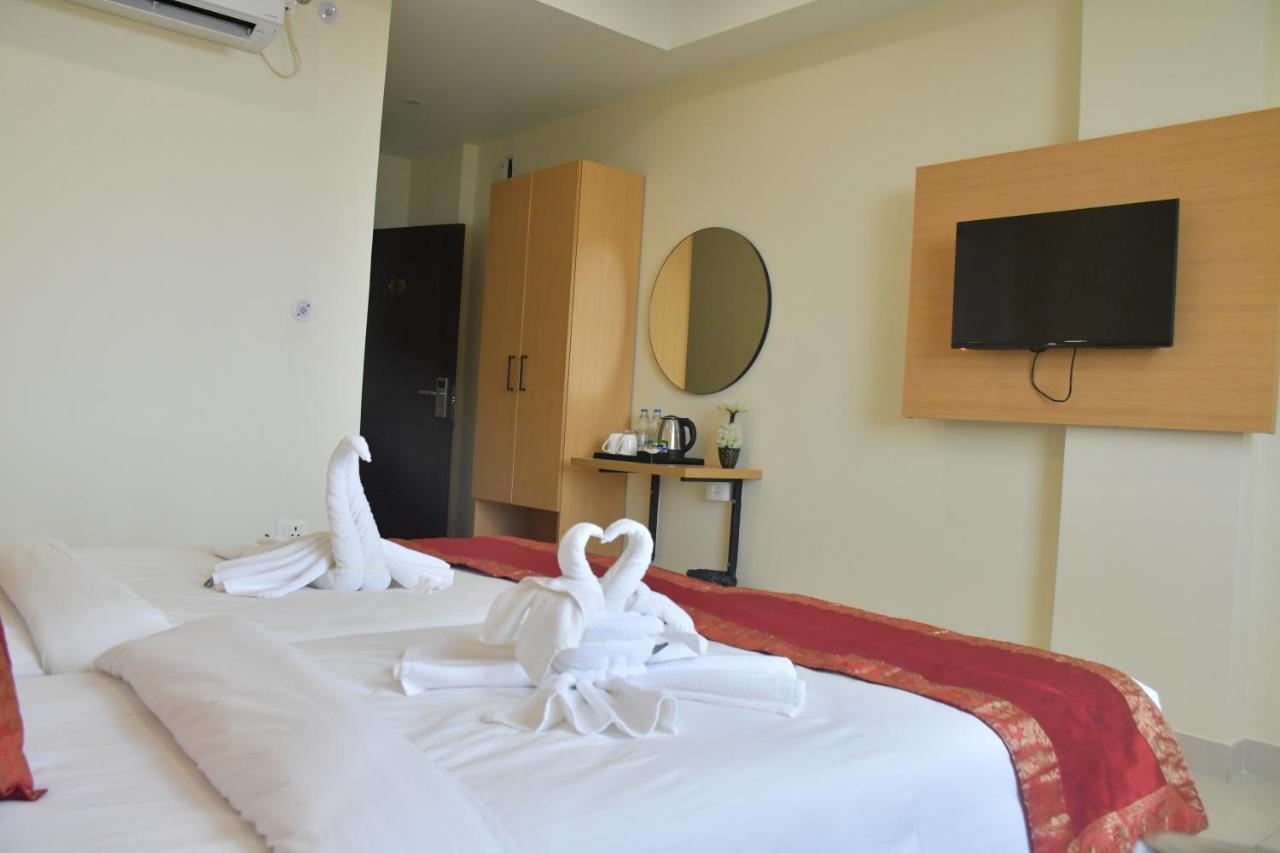 Hotel Yatharth Inn Varanasi Exterior photo