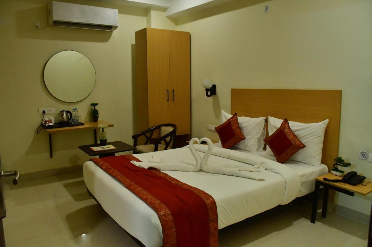 Hotel Yatharth Inn Varanasi Exterior photo