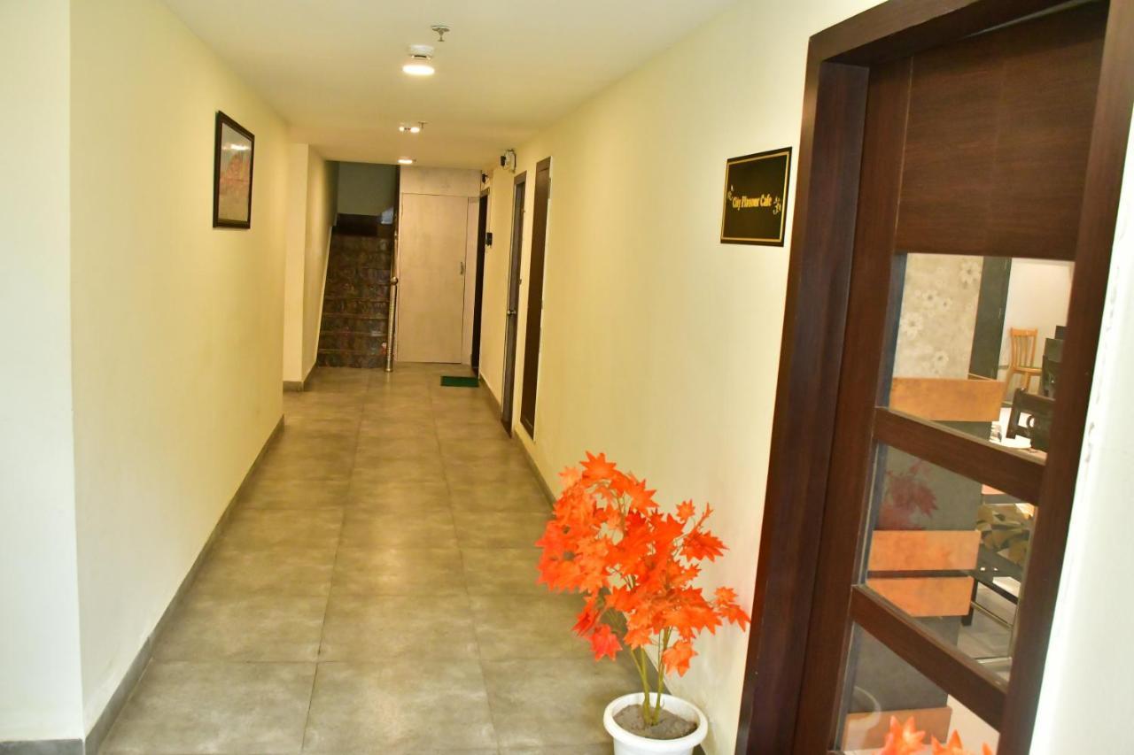 Hotel Yatharth Inn Varanasi Exterior photo