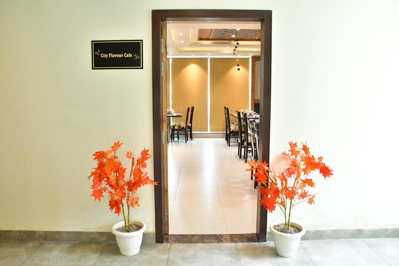 Hotel Yatharth Inn Varanasi Exterior photo