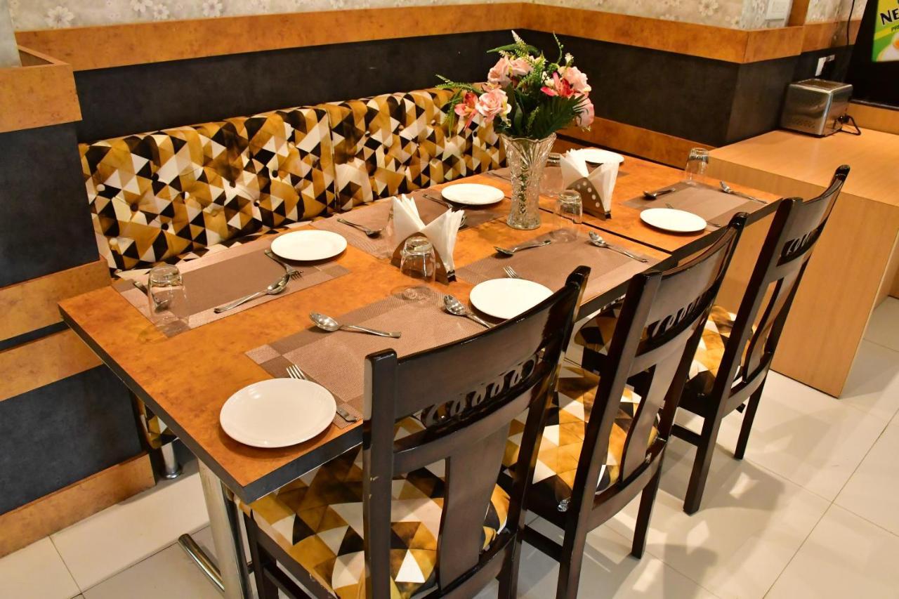 Hotel Yatharth Inn Varanasi Exterior photo