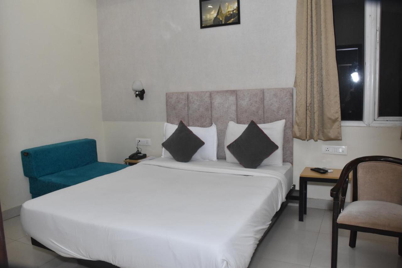 Hotel Yatharth Inn Varanasi Exterior photo