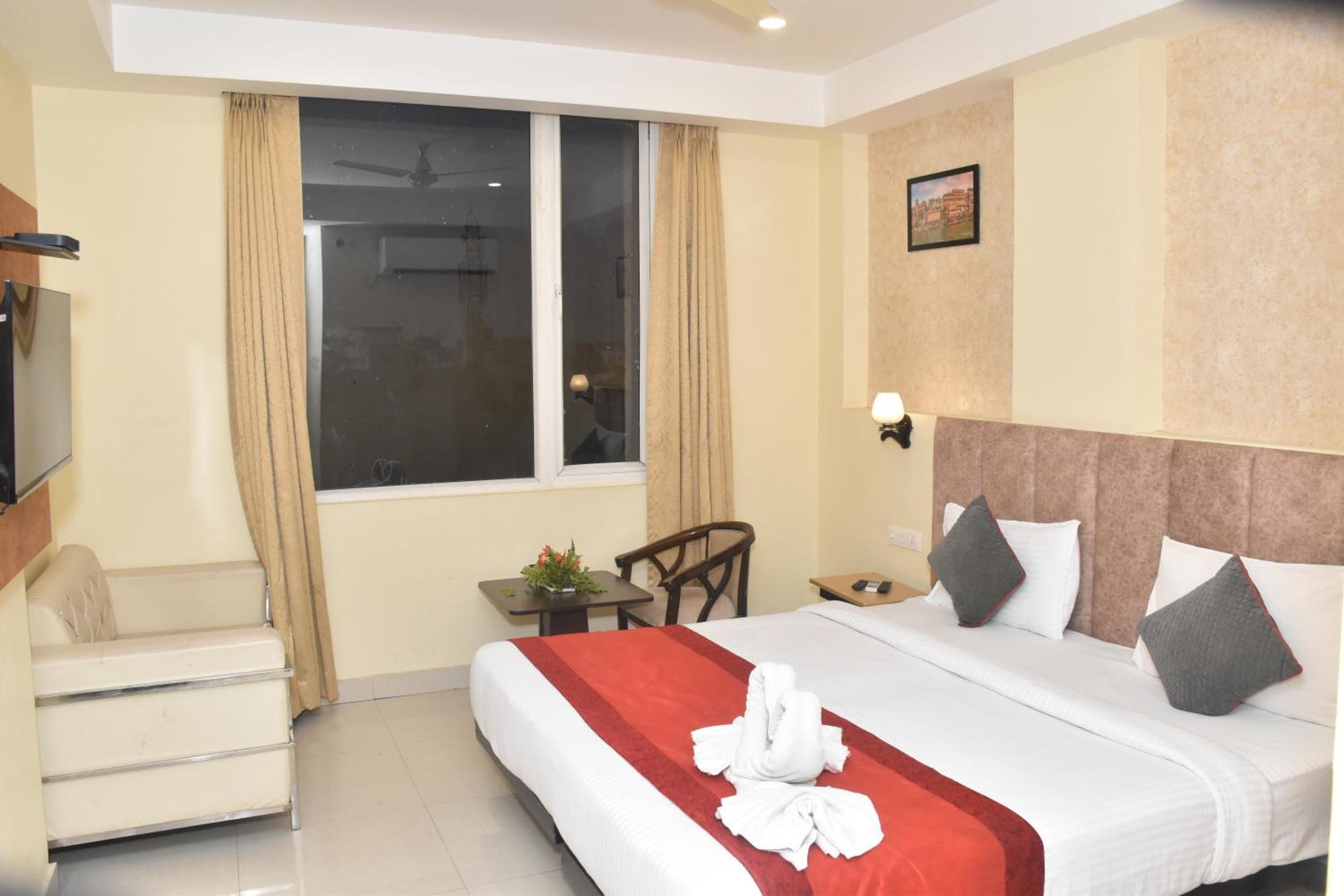 Hotel Yatharth Inn Varanasi Exterior photo